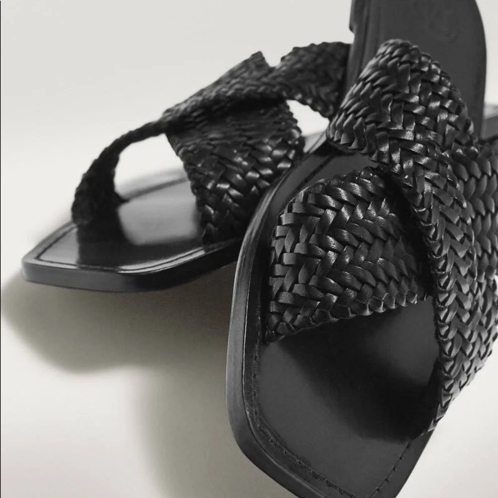 NWT. Massimo Dutti Black Sandals. Size 6.